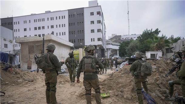 Israelische Soldaten stehen vor dem Schifa-Krankenhaus (Archivbild).