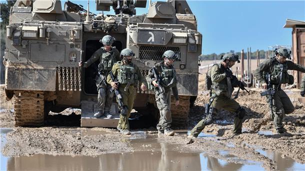 Terrorattacke und Gegenangriff: Was sagt das Völkerrecht? Israelische Soldaten steigen aus einem gepanzerten Fahrzeug nahe der Grenze zwischen Israel und Gaza im Süden Israels.