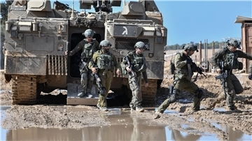 Israelische Soldaten steigen aus einem gepanzerten Fahrzeug nahe der Grenze zwischen Israel und Gaza im Süden Israels.
