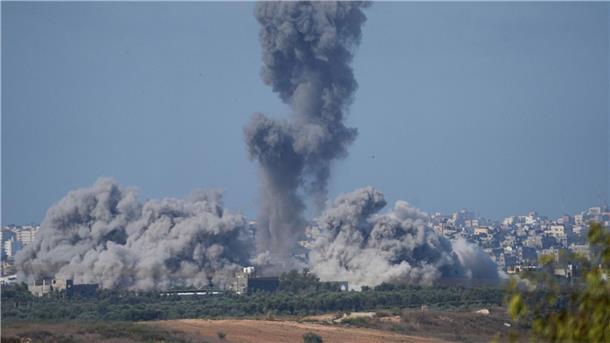 Israelischer Luftangriff auf den Gazastreifen, vom Süden Israels aus gesehen.
