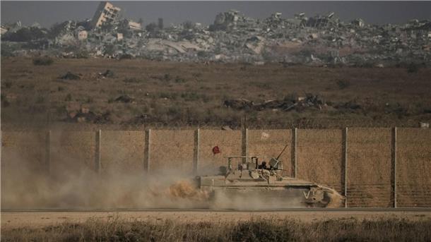 Bilder des Tages Israelisches gepanzertes Fahrzeug an Gaza-Grenze unterwegs