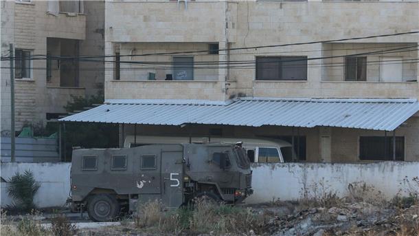 Israel beginnt Militäroffensive im Westjordanland Israelisches Militärfahrzeug in Dschenin.