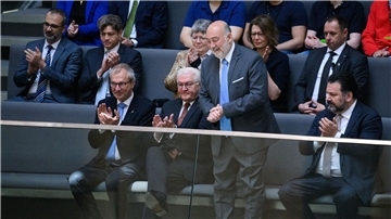 Israels Botschafter in Deutschland, Ron Prosor (2.v.r.), zusammen mit und Gideon Joffe (l.), Vorsitzender der Jüdischen Gemeinde zu Berlin, und Bundespräsident Frank-Walter Steinmeier (2.v.l.) auf der Ehrentribüne im Bundestag.