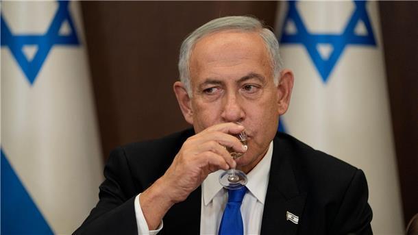 Vereidigung: Sorge um Netanjahus rechts-religiöse Regierung Israels Ministerpräsident Benjamin Netanjahu spricht während einer Kabinettssitzung.