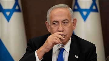 Israels Ministerpräsident Benjamin Netanjahu spricht während einer Kabinettssitzung.