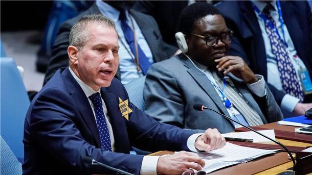 Israels UN-Botschafter Gilad Erdan trägt einen gelben Davidstern mit der Aufschrift „Never Again“ („Nie Wieder“).