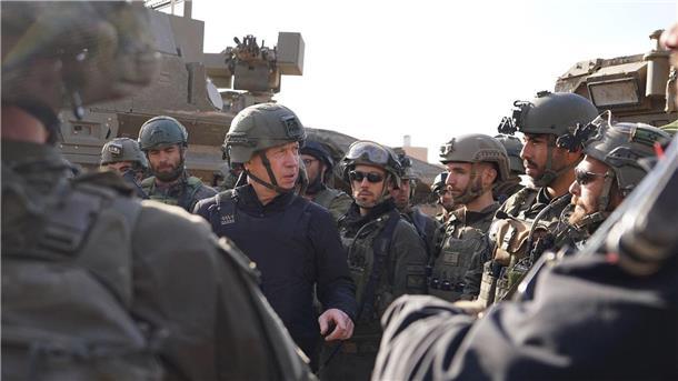USA sehen „gefährlichen Moment“ in Nahost Israels Verteidigungsminister Yoav Galant (M) will einem Bericht zufolge die Kämpfe gegen die Hamas auf Rafah ausweiten.