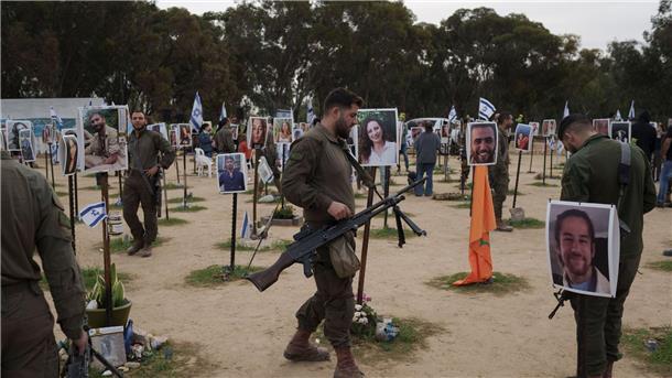 Hamas behauptet zu Massaker: Ziel waren nur Soldaten Isreaelische Soldaten besuchen die Stelle, an der am 7. Oktober bei einem Angriff der Hamas auf dem Nova-Musikfestival in Re’im Feiernde getötet wurden.