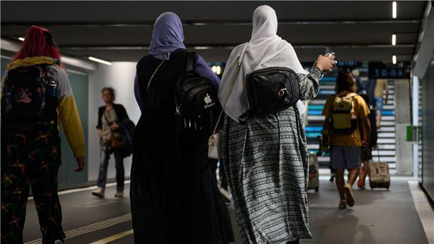 Abayas-Verbot in französischen Schulen ab Montag Ist ab Montag in französischen Schulen verboten: Abayas für Frauen, Qamis für Männer.