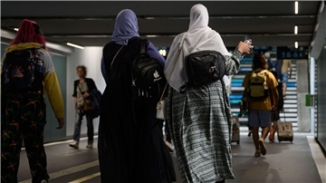 Ist ab Montag in französischen Schulen verboten: Abayas für Frauen, Qamis für Männer.