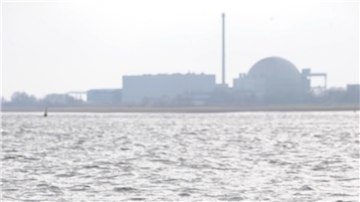Ist abgeschaltet und wird es bleiben: das Kernkraftwerk Unterweser von Dedesdorf aus gesehen. Der Arbeitskreis Wesermarsch der Atomkraftgegner will mehr: Die Stilllegung aller Kernkraftwerke weltweit.