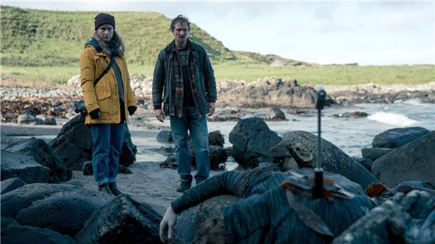 Thriller „Mordlichter“: Die Wale oder die Traditionen retten Ist das der erste Mord seit über 30 Jahren auf den Färöer Inseln? Johanna (Odine Johne) findet eine Leiche am Strand, Polizist Björn (Jan Krauter) ermittelt.