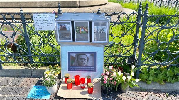 Wie ein Quadratmeter des Theaterplatzes zum Nawalny-Gedenkort geworden ist Der kleine Quadratmeter öffentlicher Raum auf dem Bremerhavener Theodor-Heuss-Platz vorm Stadttheater ist seit 17. Februar zu einer kleinen "Mahnwache" und Ort der Verehrung für Alexej Nawalny nach dessen Ermordung geworden. Erst jetzt kommt bei der Stadt eine Kritik daran an.