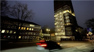 Nordenhamer Rathaus und Rathausturm mit hell leuchtenden Fenstern in der Abenddämmerung.