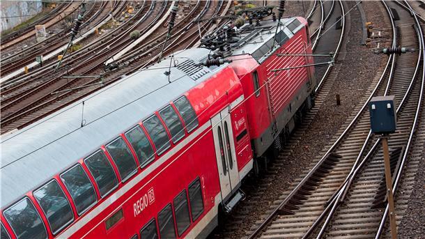 Ist der Zug für das 49-Euro-Ticket schon abgefahren? Die Kommunen fordern zur Umsetzung des Tickets mehr Geld von Bund und Ländern.