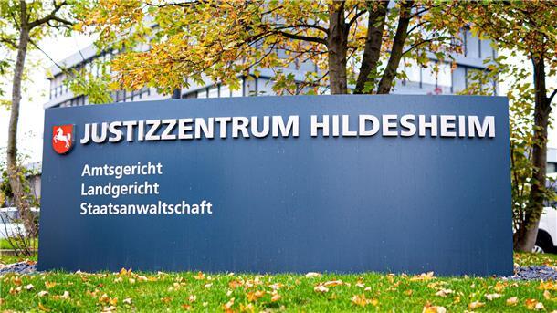 Ist die ehemalige Mitarbeiterin eines Pflegeheims für den Corona-Tod einer Heimbewohnerin verantwortlich? Um diese Frage dreht sich ein Prozess vor dem Landgericht Hildesheim.