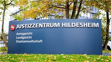 Ist die ehemalige Mitarbeiterin eines Pflegeheims für den Corona-Tod einer Heimbewohnerin verantwortlich? Um diese Frage dreht sich ein Prozess vor dem Landgericht Hildesheim.