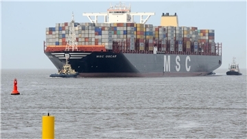 Ist die Weservertiefung notwendig, damit selbst große Containerschiffe wie die „MSC Oscar“ die Weser sicher befahren können? Das wurde jetzt bei einer Podiumsveranstaltung in Bremen diskutiert.