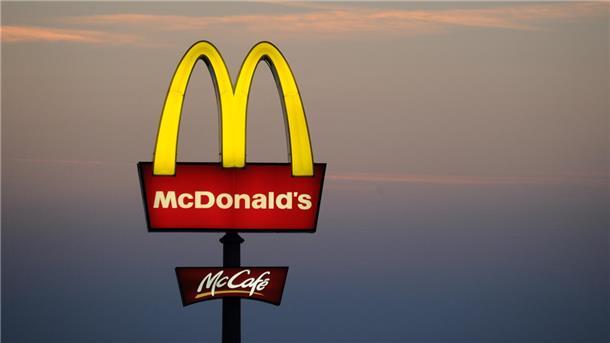 Ein Werbeschild der Restaurantkette McDonald's.