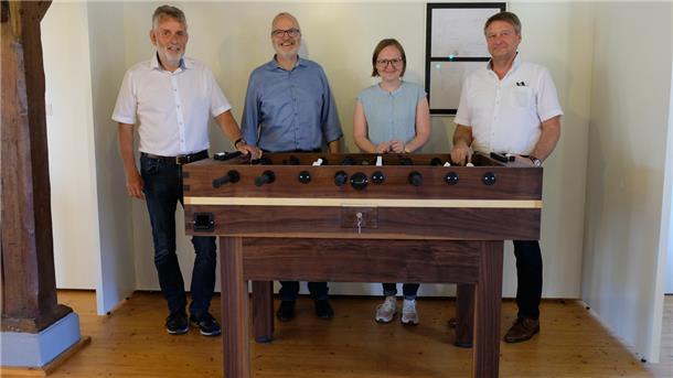 Ist ein Highlight auf der Ausstellung im Sittenser Handwerkermuseum: ein Tischkicker. „So individuell wie die jungen Tischler selbst, so individuell sind auch ihre Gesellenstücke“, sagt Museumsleiterin Kerstin Thoelke (Zweite von rechts).