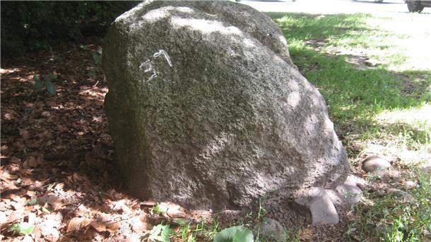 ein Grenzstein vor dem Amtsgericht