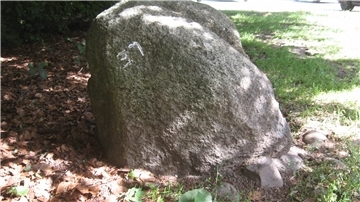 ein Grenzstein vor dem Amtsgericht