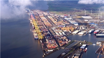 Blick vom Flugzeug auf den Hafen