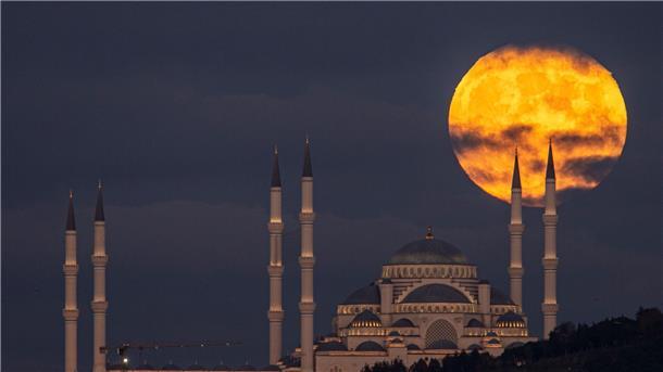 Mindestens 80 Verletzte bei Erdbeben in Westtürkei Istanbul bei Nacht. Um vier Uhr morgens hat in der Westtürkei die Erde gebebt.