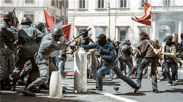 Italiens bleierne Zeit: „Und draußen die Nacht“ Italien 1978: Die politischen Spannungen führen immer wieder zu gewaltsamen Ausschreitungen zwischen den Kommunisten und der Polizei.