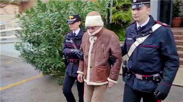 Italienischen Carabinieri führen Matteo Messina Denaro ab.