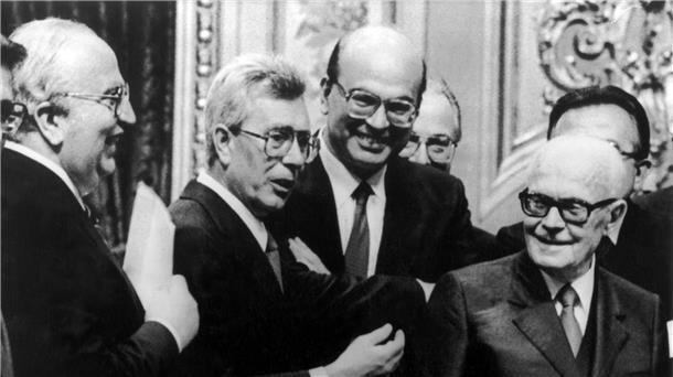 Italiens damaliger stellvertretender Ministerpräsident Arnaldo Forlani (2.v.l.) im Jahr 1983.