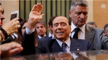 Italiens Ex-Ministerpräsident Silvio Berlusconi wird in Rom von der Presse umringt.