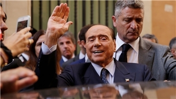 Italiens Ex-Ministerpräsident Silvio Berlusconi wird in Rom von Journalisten umringt.