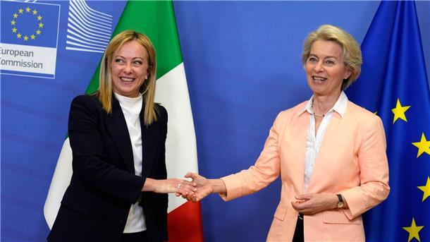 Meloni: „Die Stimme Italiens in Europa wird stark sein“ Italiens Ministerpräsidentin Giorgia Meloni (l) ist nach Brüssel gereist und hat Ursula von der Leyen getroffen.
