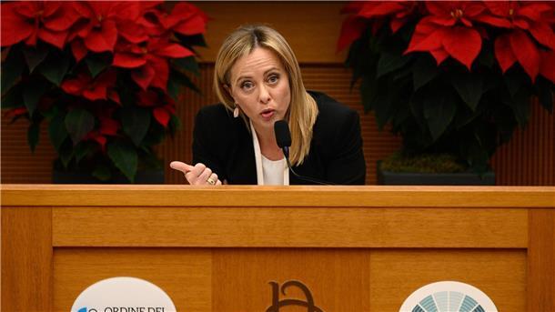 Italien verabschiedet Gesetz gegen illegale Rave-Partys Italiens Ministerpräsidentin Giorgia Meloni spricht während ihrer ersten Pressekonferenz zum Jahresende.