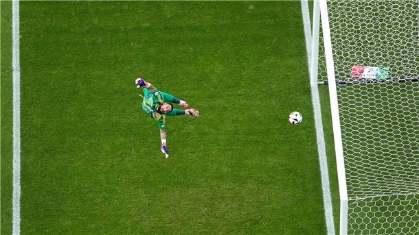 Debakel für Titelverteidiger Italien: Aus gegen die Schweiz Italiens Torhüter Gianluigi Donnarumma war beim zweiten Tor der Schweizer chancenlos.
