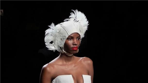 Bilder des Tages It’s fashion, baby: Ein Model präsentiert auf der Madrider Fashion Week eine Kreation des spanischen Modedesigners Marcos Luengo. Ob man diese Kopfbedeckung wohl bald auf den Straßen sehen wird?