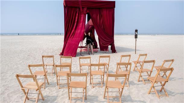Regisseurin macht Nordseestrand zur Theaterbühne Iulia Grigoriu, rumänische Theaterregisseurin mit Wohnsitz in Berlin, bereitet am Strand der Insel einen Theatervorhang für die Aufführung vor.