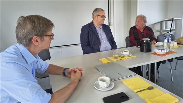 Ivar Buterfas-Frankenthal (rechts) stattete der Gedenkstätte Lager Sandbostel vor einer Woche einen Besuch ab. Im Gespräch mit Gedenkstättenleiter Andreas Ehresmann (links) und Landrat Marco Prietz lobte der 92-Jährige die Arbeit der Gedenkstätte, sprach aber auch über ein ihm wichtiges Anliegen. 