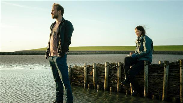 Iven (Anton Spieker, l) möchte Wienke (Philine Schmölzer, r) vor der Wahrheit beschützen. Eine Szene aus „Die Flut – Tod am Deich“.