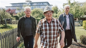 Ivo Batic (Miroslav Nemec, l) und Franz Leitmayr (Udo Wachtveitl) nehmen Hackl (Burghart Klaußner) mit.
