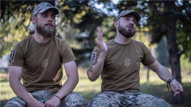 Soldaten der Ukraine: „Dann sehen wir dem Feind ins Auge“ Iwan (26) und Roman (24, r) kämpfen für die Ukraine ganz vorne an der Front.