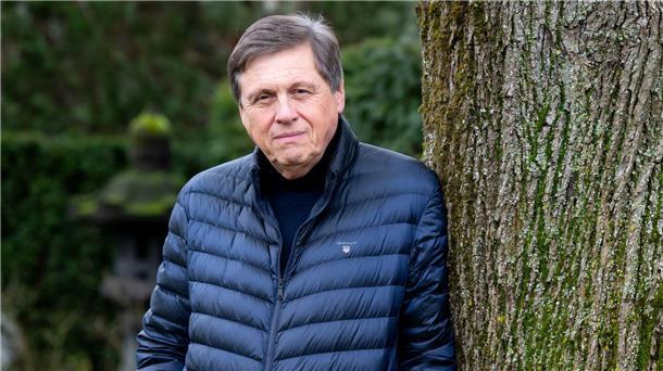 Astronaut: Werden außerirdisches Leben nie treffen „Ja. Da draußen gibt es welche, aber wir werden sie nie treffen. Selbst kommunizieren werden nie mit ihnen. Aber es muss sie geben“, sagt der Physiker und frühere Astronaut Ulrich Walter.