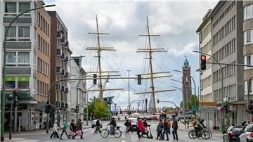 Ja, ist denn heut’ schon wieder Sail? Seit die „Schulschiff Deutschland“ am Lloydplatz festgemacht hat, könnte der Eindruck entstehen.