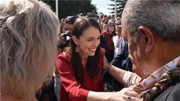 Abschied von Jacinda - Neuer Ministerpräsident vereidigt Jacinda Ardern hat ihr Amt als neuseeländische Premierministerin niedergelegt.