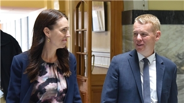 Jacinda Ardern (l) wird das Zepter bald in die Hand von Chris Hipkins geben.