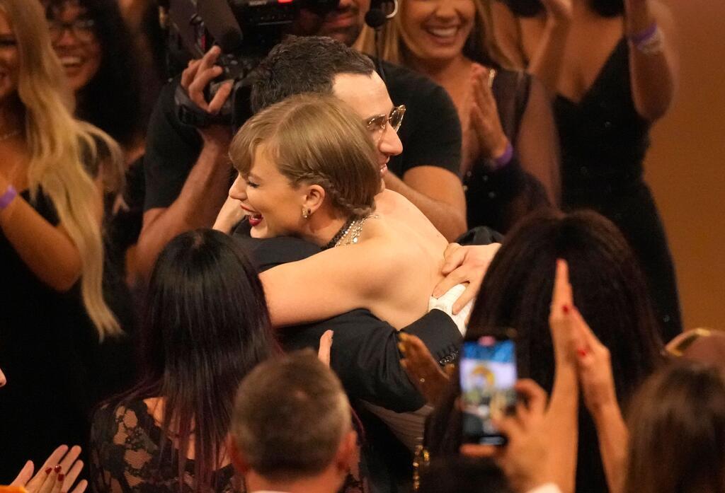 Jack Antonoff und Taylor Swift umarmen sich, nachdem sie das Album des Jahres gewonnen haben. „Es macht mich so glücklich“, sagte Swift in ihrer Dankesrede.