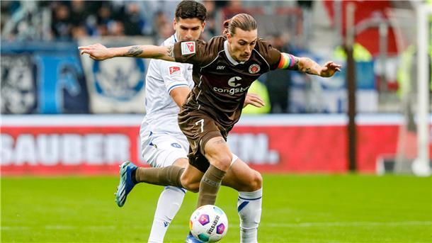 Jackson Irvine tankt sich für St-Pauli durch.