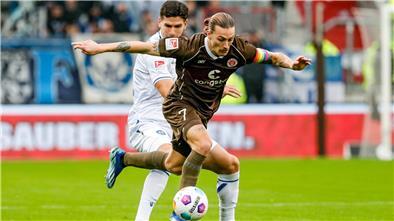 Jackson Irvine tankt sich für St-Pauli durch.