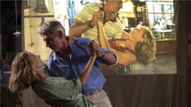 „Akropolis Bonjour“ und die peinliche Familie Jacques Gamblin als Thierry und Pascale Arbillot als Claire tanzen in „Akropolis Bonjour - Monsieur Thierry macht Urlaub“.